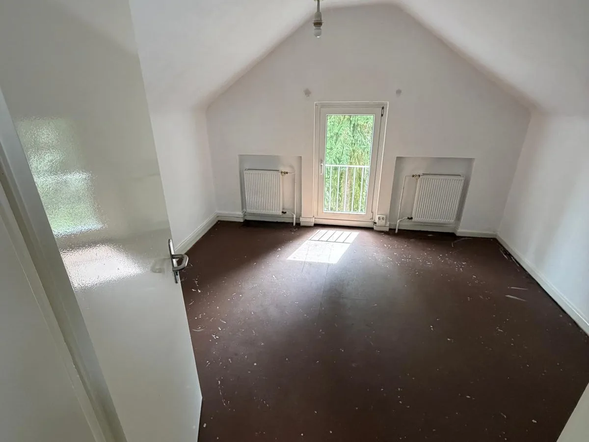 Raum unter der Dachschräge mit altem Belag
